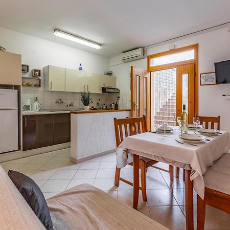 2 Bedroom Stunning Apartment In Rovinj Luaran gambar