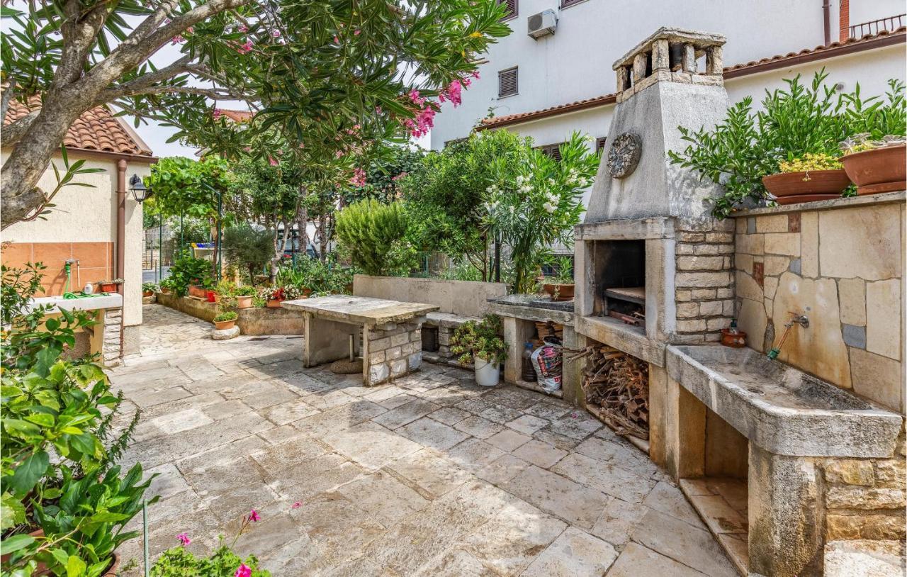 2 Bedroom Stunning Apartment In Rovinj Luaran gambar