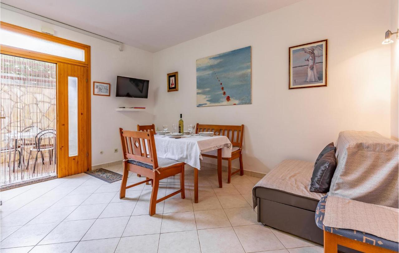 2 Bedroom Stunning Apartment In Rovinj Luaran gambar