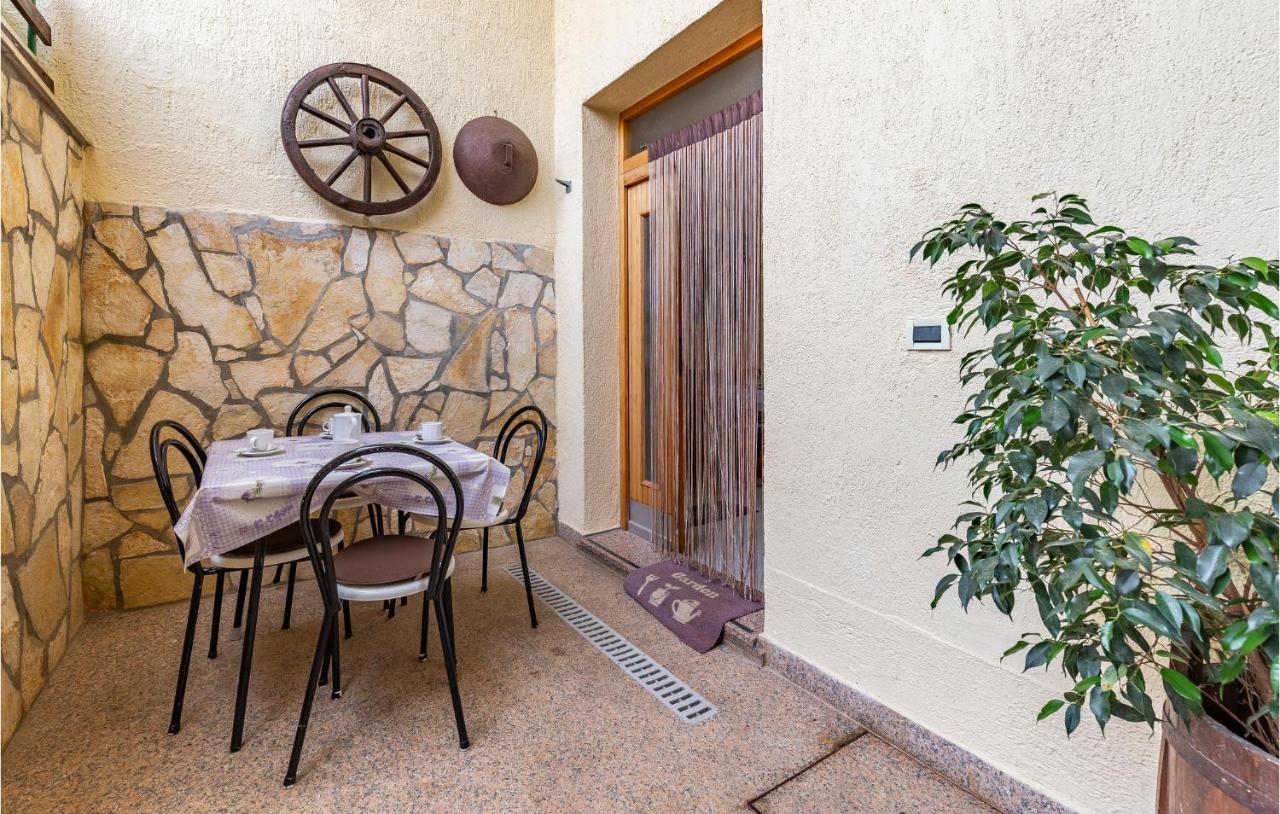 2 Bedroom Stunning Apartment In Rovinj Luaran gambar