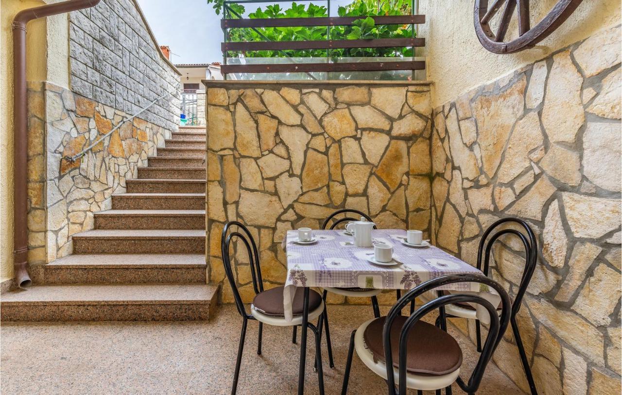 2 Bedroom Stunning Apartment In Rovinj Luaran gambar